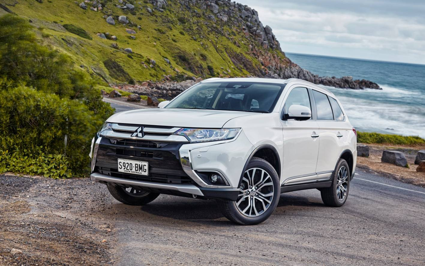 Comparison Mitsubishi Outlander GT 2017 vs Subaru Forester